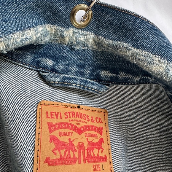 Very Rare 90s LEVI'S Denim Trucker  Hippie Grunge Jacket Patch and Chains, L. - Picture 15 of 16